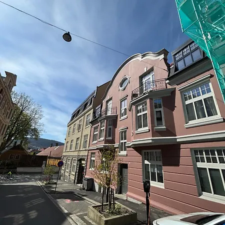 Spacious 3 Bedroom In The Heart Of *